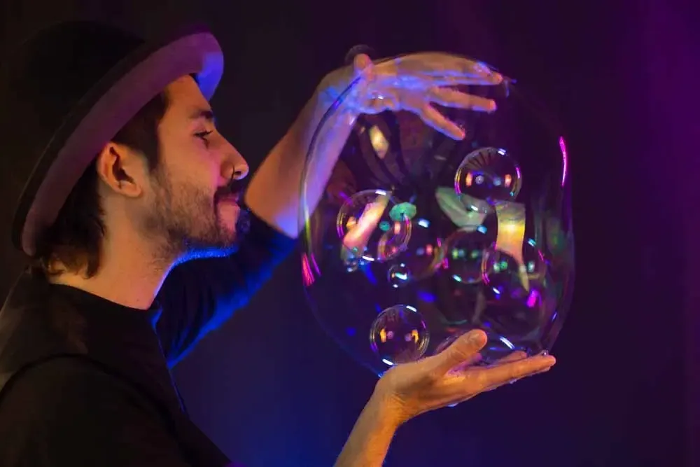 Experiencia Burbujas — burbuja gigante atravesada por luz cálida