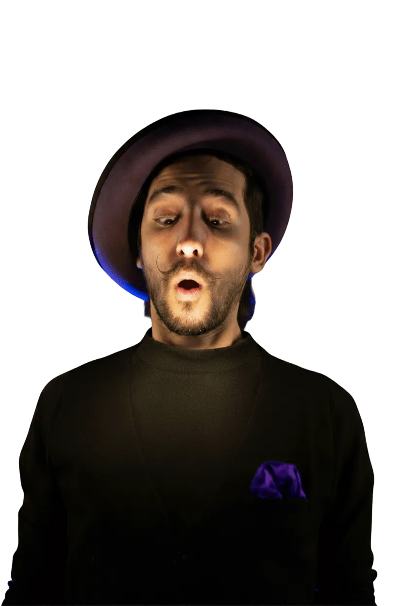 Gonza Martini con su sombrero violeta, retrato sobre fondo negro.